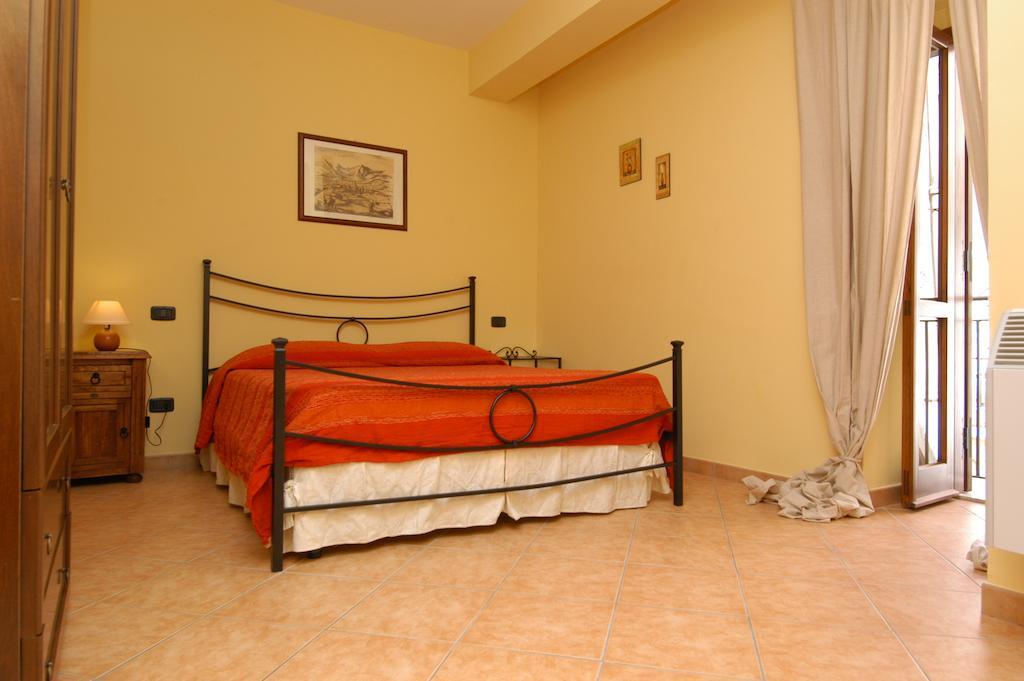 Hotel L'Antipapa Fondi Habitación foto